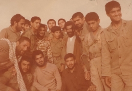 شهید سید ابوالقاسم موسوی دامغانی [در جمع رزمندگان]