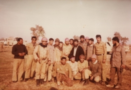 شهید سید ابوالقاسم موسوی دامغانی [در جمع رزمندگان]