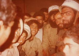 شهید سید ابوالقاسم موسوی دامغانی [در جمع رزمندگان]
