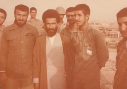 شهید سید ابوالقاسم موسوی دامغانی [در جمع رزمندگان]