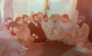 شهید سید ابوالقاسم موسوی دامغانی [در جمع رزمندگان]