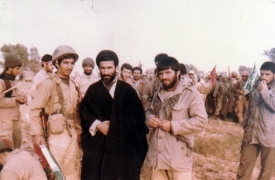 شهید سید ابوالقاسم موسوی دامغانی [در جمع رزمندگان]