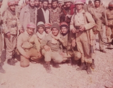 شهید سید ابوالقاسم موسوی دامغانی [در جمع رزمندگان]