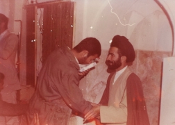 شهید سید ابوالقاسم موسوی دامغانی [در جمع رزمندگان]
