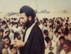 شهید سید ابوالقاسم موسوی دامغانی [در جمع رزمندگان]