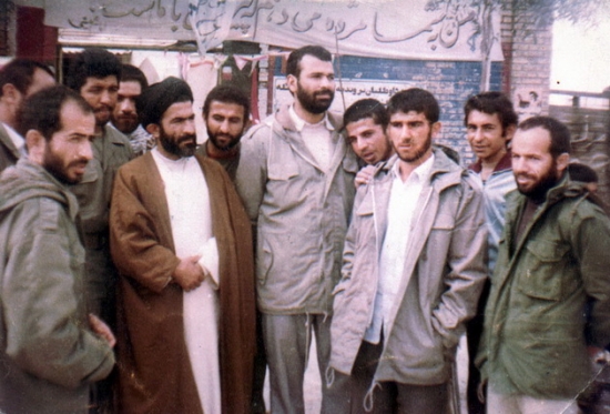 شهید موسوی دامغانی [در جمع رزمندگان]_32